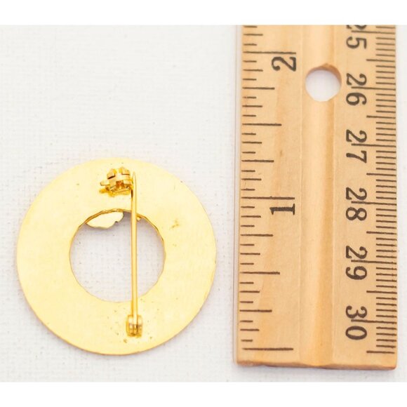 Elegant Vintage Circular Disc Brooch in Gold Tone - A4 - Picture 2 of 2